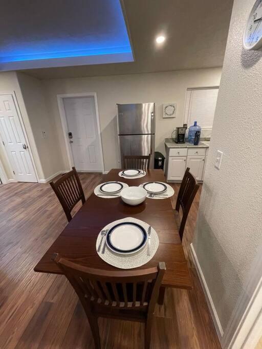 Apartamento Brand New 2Br Cute Blue Led In North Fresno Exterior foto