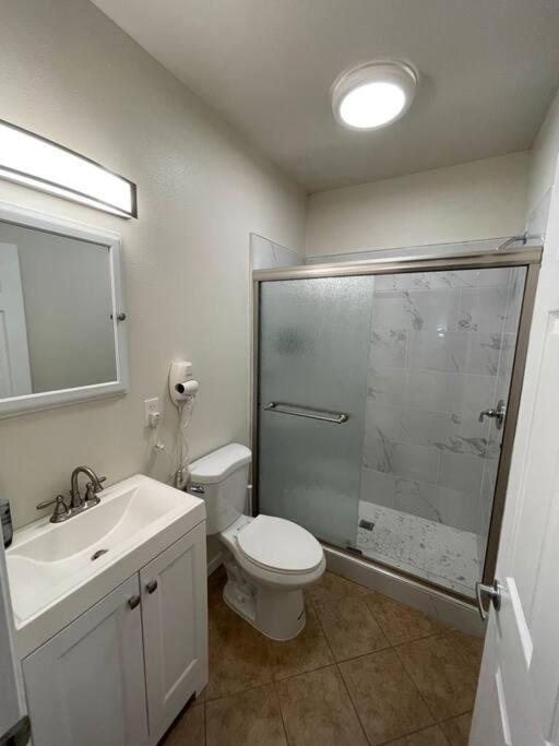 Apartamento Brand New 2Br Cute Blue Led In North Fresno Exterior foto