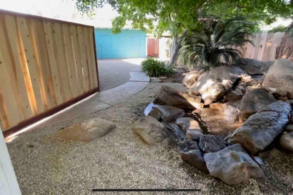 Apartamento Brand New 2Br Cute Blue Led In North Fresno Exterior foto