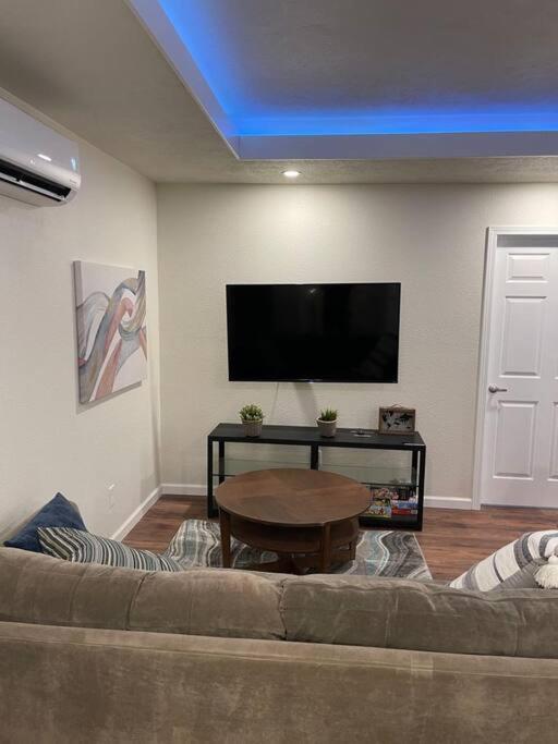 Apartamento Brand New 2Br Cute Blue Led In North Fresno Exterior foto